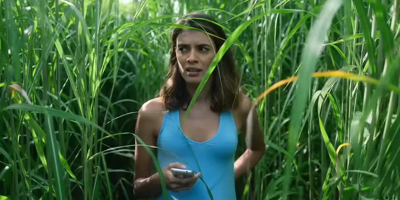 Бекки гуляет по траве в фильме 