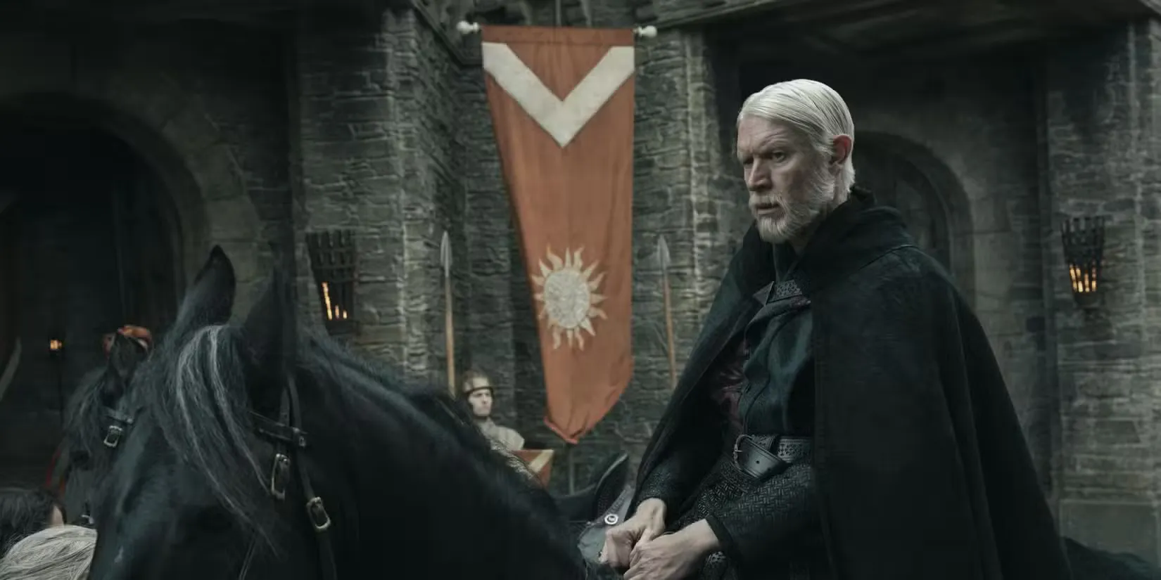 סם ספרואל בתפקיד הנסיך מייקר טארגריין חולף על פני דגל של בית אשפורד ב