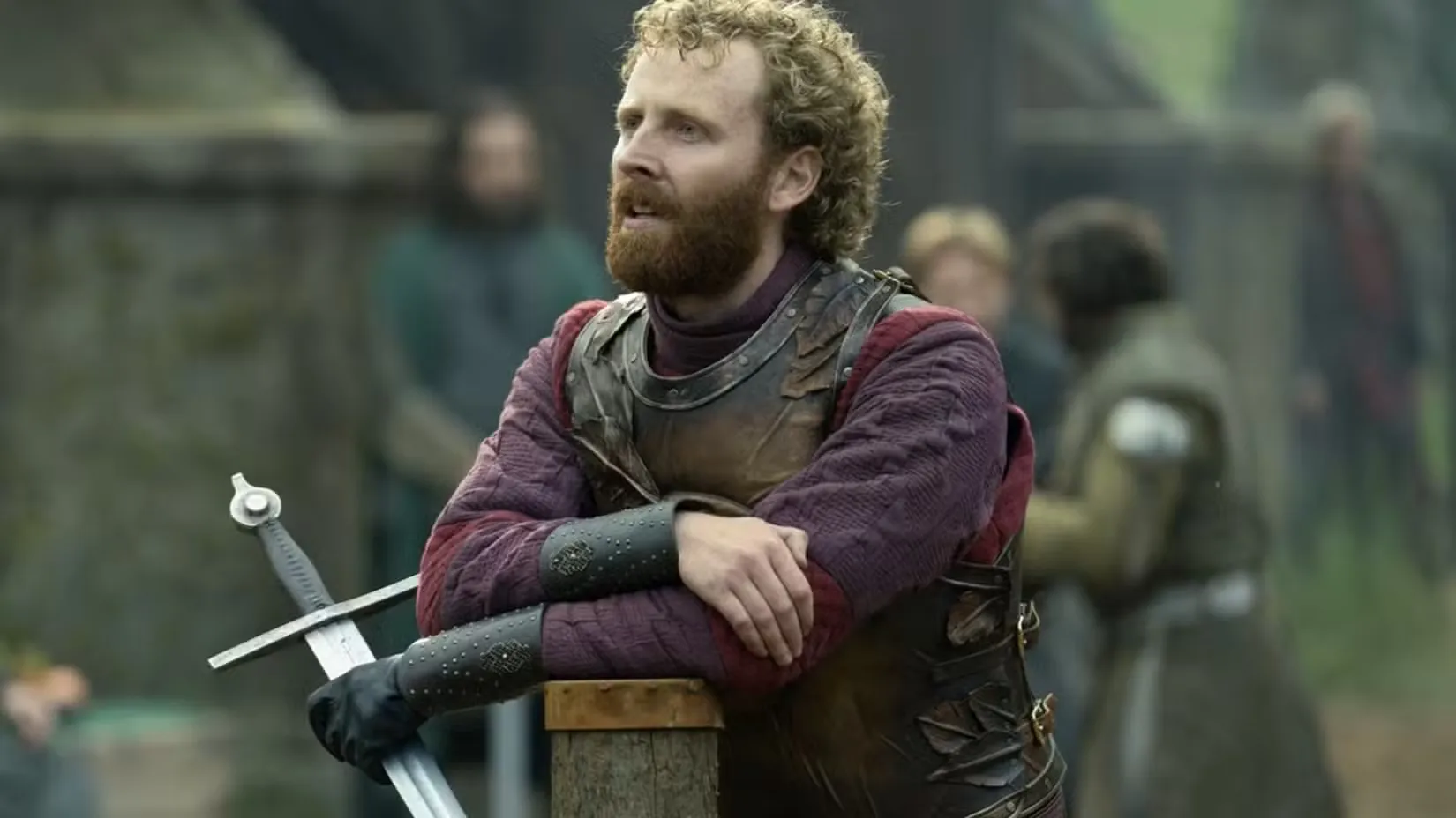 אדוארד אשלי נשען עם חרב ב