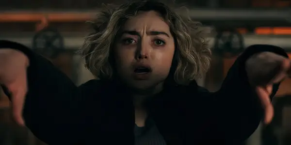 Janet Twist of Staffel 2 der Schulgeister stellt die Frage, wer Maddie getötet hat