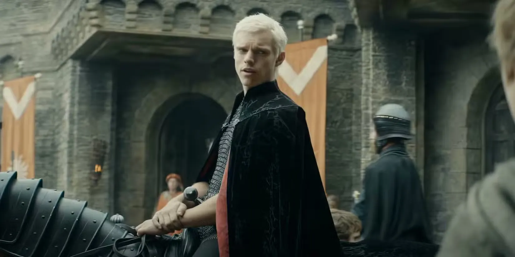 פין בנט בתור הנסיך איריון טארגאריין רוכב על סוס בסרט 