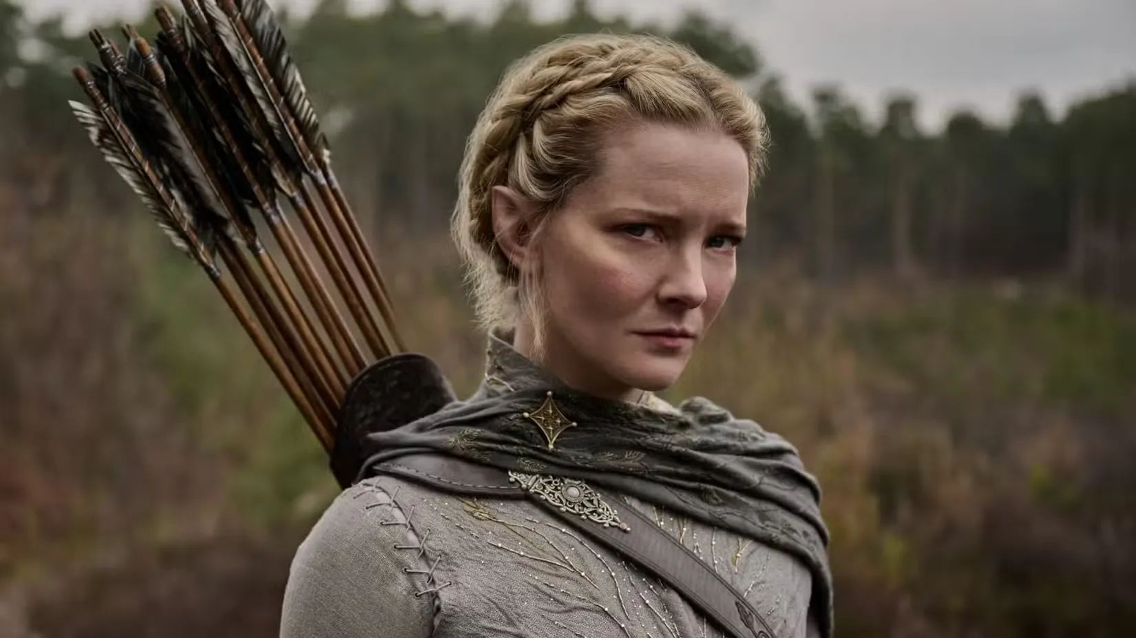 מורפיד קלארק מזעיף את פניו בתור גלדריאל מ