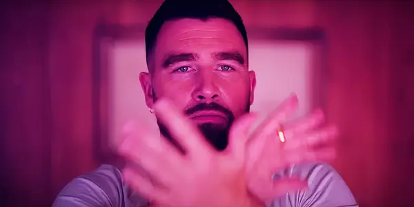 De två karaktärerna från Travis Kelce förklarade Grotesquarie