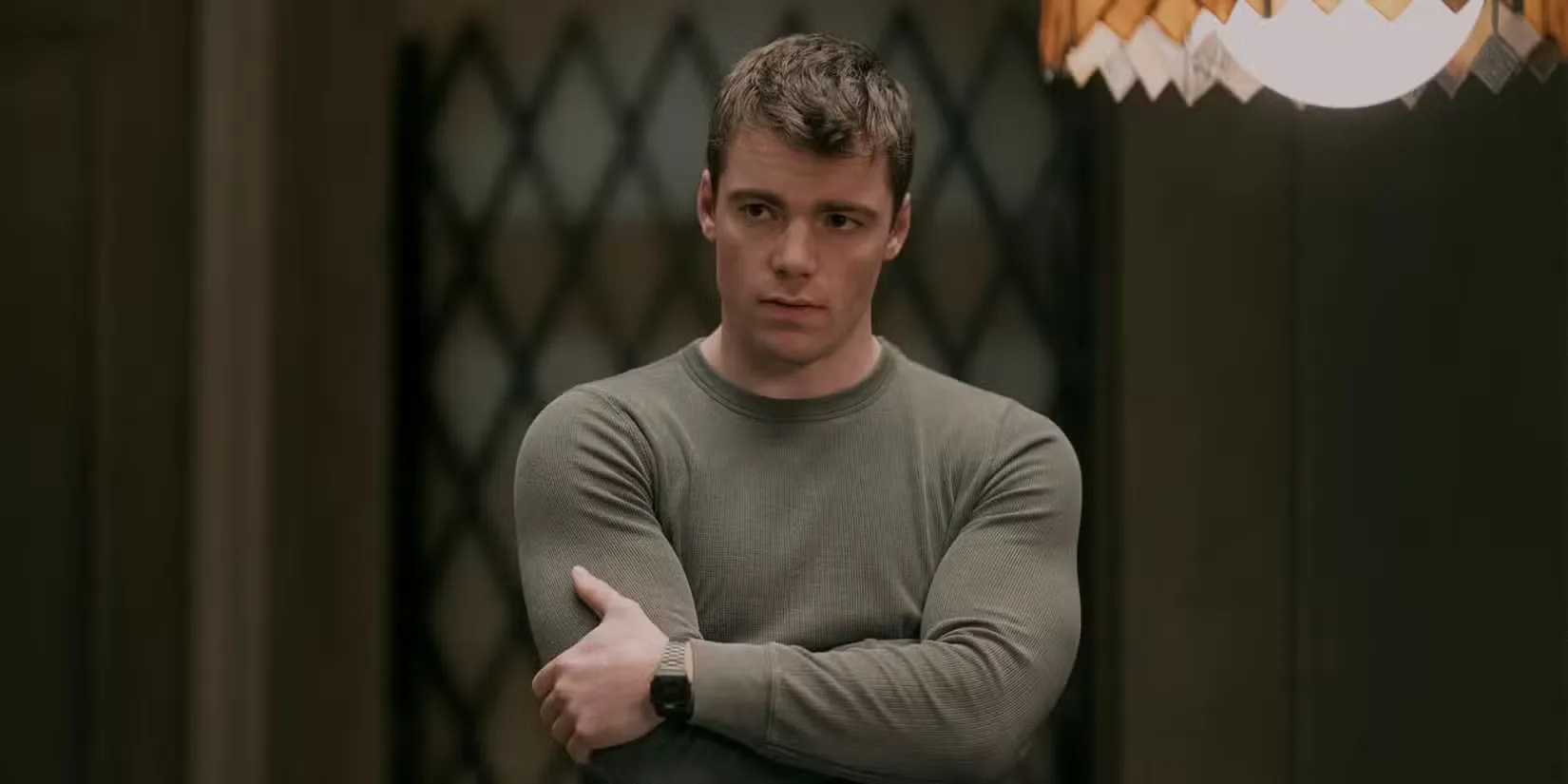 <나이트 에이전트>에서 팔짱을 끼고 서 있는 피터(가브리엘 바소)