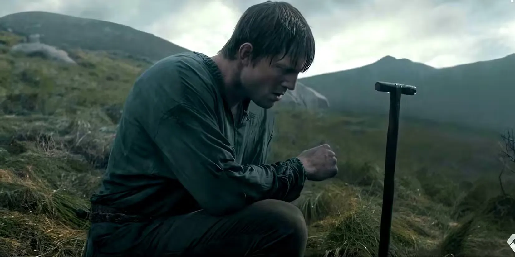 פיטר קלפי בתפקיד סר דאנקן כורע בגשם על גבעה בסרט 