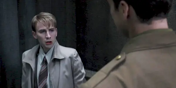 Steve Rogers fala com Bucky Barnes em um beco após uma briga em Capitão América: O Primeiro Vingador