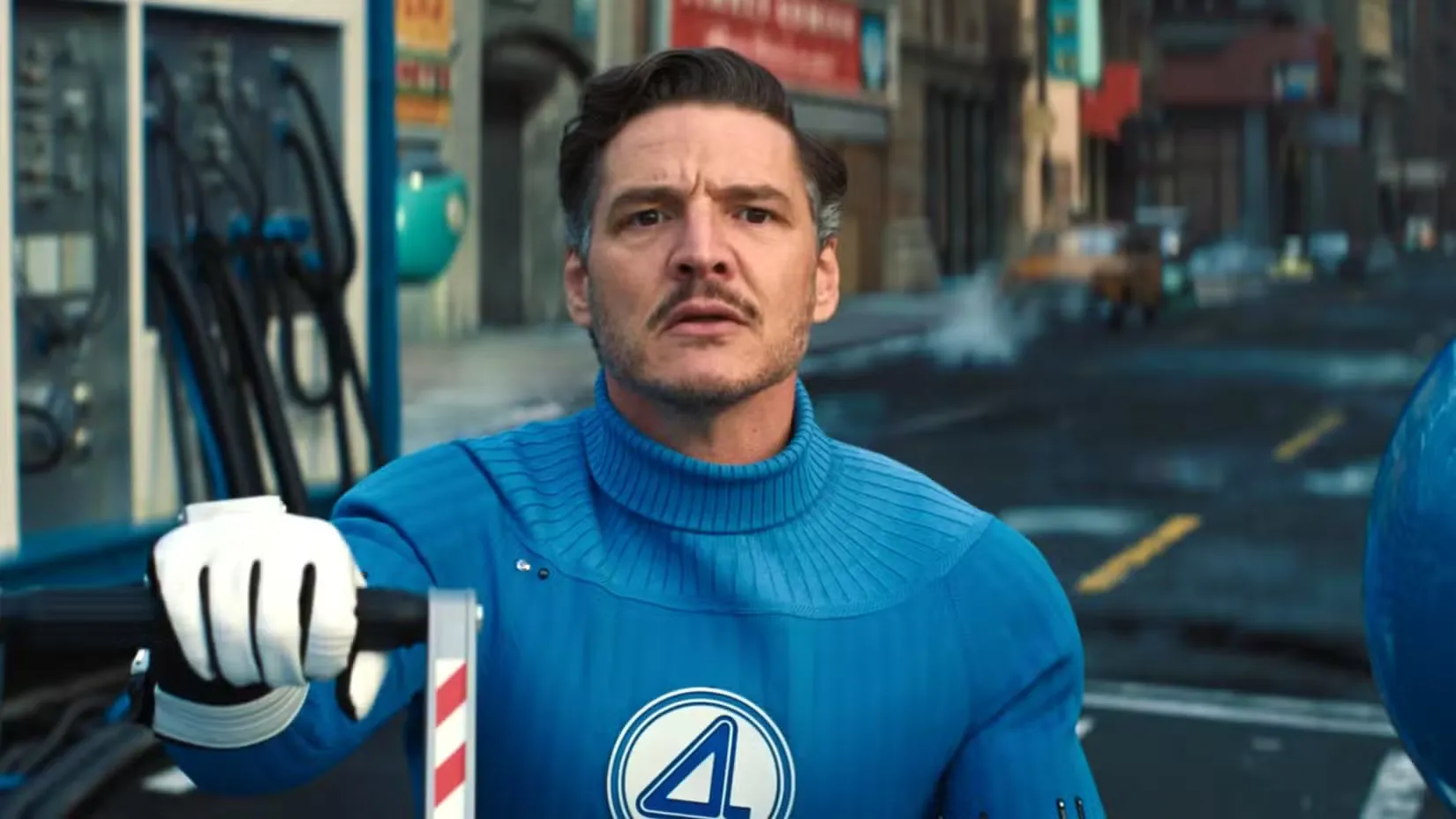 ריד ריצ'רדס של פדרו פסקל נראה מתוח כשהוא דוחף מנוף ב