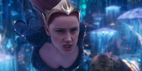 Mera nada rápidamente por el agua en Aquaman y el Reino Perdido