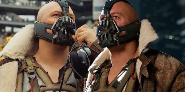 12 años después, tengo que decirlo: la voz de la ruina de Tom Hardy fue realmente perfecta para la trilogía de Caballero Oscuro