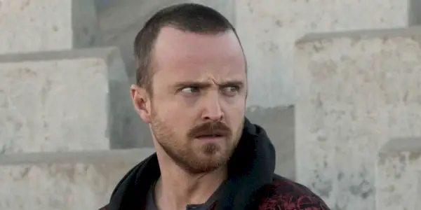 Jesse franzindo a testa e olhando para a esquerda em Breaking Bad