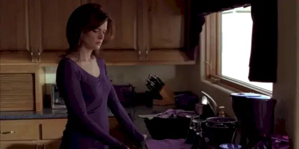 Marie prepara lasgna para comemorar depois de saber sobre Hank