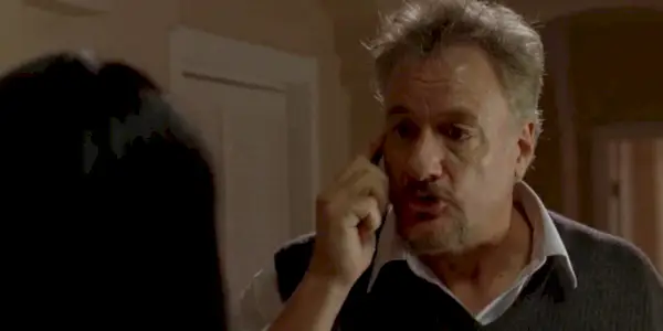 Donald Margolis (John de Lancie) conversando com Jane enquanto falava ao telefone em Breaking Bad