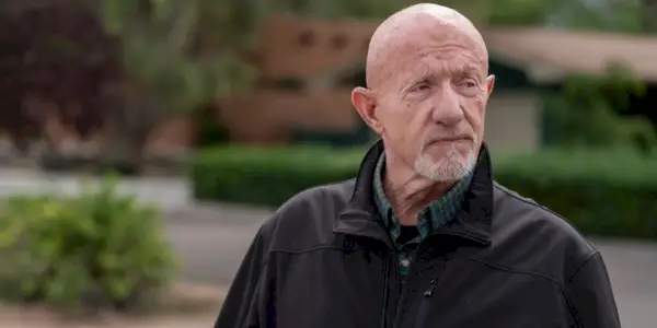 Mike ficou do lado de fora com uma jaqueta em Breaking Bad