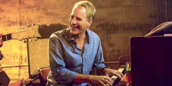 Opravdu hraje Scott Bakula na klavír v NCIS: New Orleans?