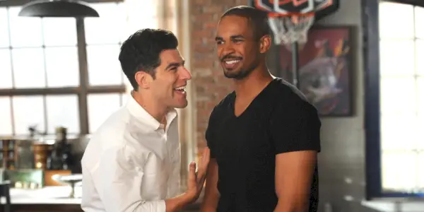 Schmidt e Coach rindo em New Girl.