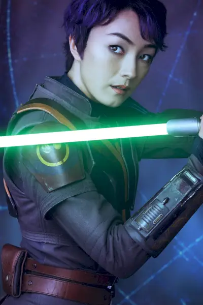 Natasha Liu Bordizzo nel ruolo di Sabine Wren nel poster senza testo di Ahsoka