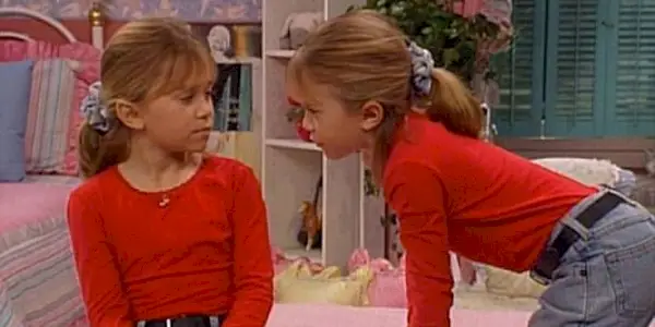 Michelle Tannerová mluví s imaginární verzí sebe sama ve své ložnici v Full House