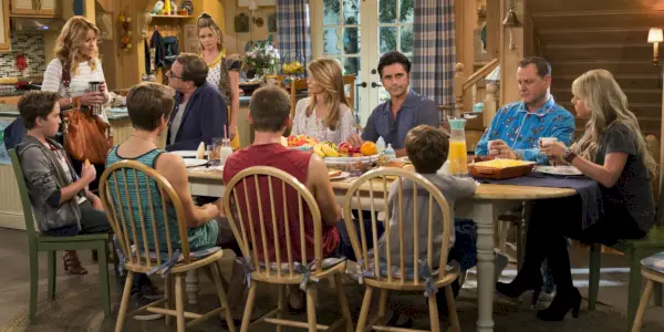 Obsazení Fuller House sedí kolem stolu v Tannerově domě.