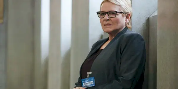 Dianne Wiest como Miriam McLusky em Prefeito de Kingstown
