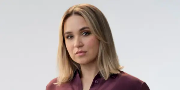 Tuuli Narkle ako Evie Cooper vyzerá vážne v NCIS: Sydney