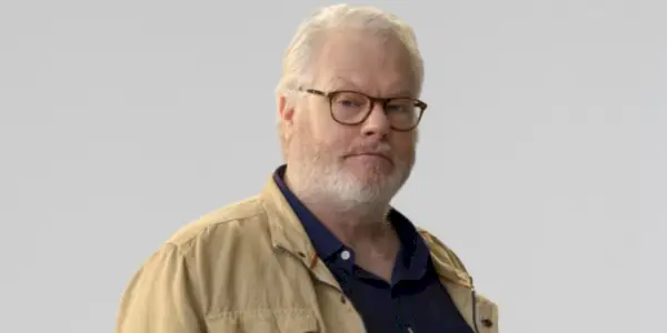William McInnes ako Roy Penrose sa uprene pozerá v NCIS: Sydney