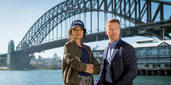 Olivia Swann ako Michelle Mackey a Todd Lasance ako JD pred mostom v NCIS: Sydney
