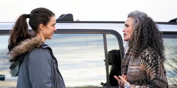 メイド姿のマーガレット・アリーとアンディ・マクダウェル