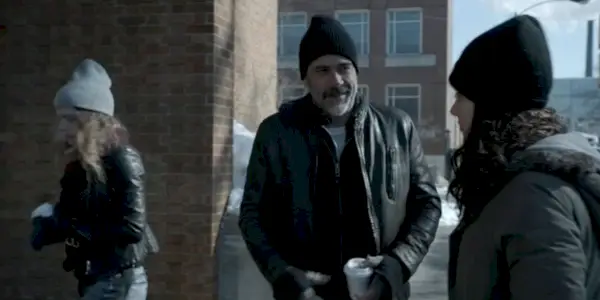 Jeffrey Dean Morgan som Charlie udenfor med en kop kaffe og smilende i Shameless sæson 4-finalen