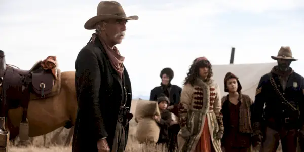 Sam Elliott nel ruolo di Shea in un campo con i cavalli nel 1883