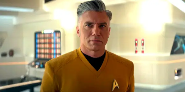 Anson Mount nel ruolo del Capitano Christopher Pike in Star Trek: Strange New Worlds