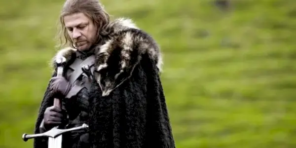 Sean Bean als Ned Stark mit seinem Schwert in Game of Thrones