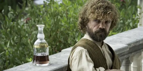 Tyrion Lannister trinkt Wein in Game of Thrones