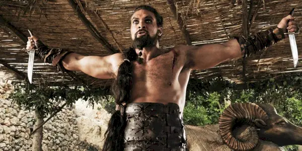 Khal Drogo breitet in Game of Thrones seine Arme aus.