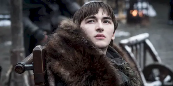 Bran Stark sitzt in seinem Rollstuhl in Game of Thrones.