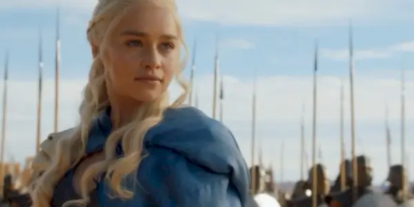 Daenerys Targaryen (Emilia Clarke) steht bei den Unbefleckten in Game of Thrones