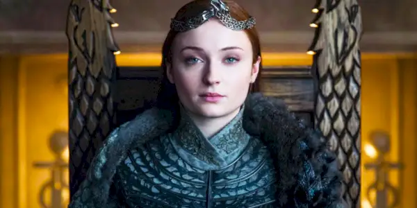 Sansa Stark sitzt in Game Of Thrones auf ihrem Winterfell-Thron mit einer Krone auf dem Kopf