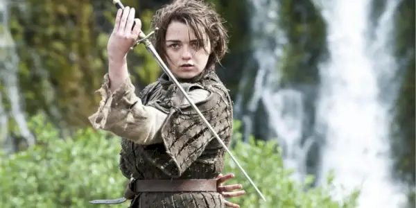 Maisie Williams als Arya Stark mit ihrem Schwert beim Üben auf einem Feld