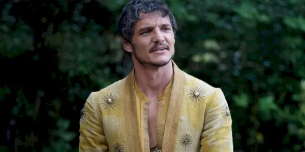 Oberyn Martell, auch bekannt als die Rote Viper, in seinem ikonischen gelben Sonnenhemd in Game of Thrones