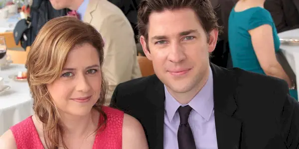 Jim et Pam souriant à la caméra au bureau
