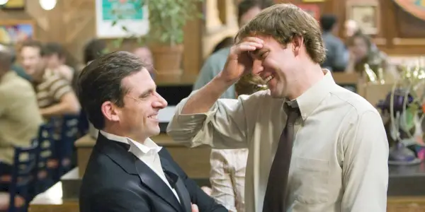 Steve Carell et John Krasinski dans le rôle de Michael Scott et Jim Halpert riant dans un bar dans The Office
