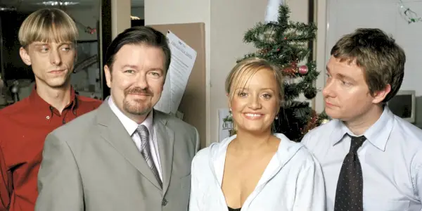Gareth, David, Dawn et Tim posent pour une photo lors d'une fête de Noël à The Office UK.