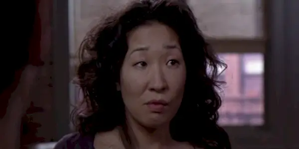 Sandra Oh en gris