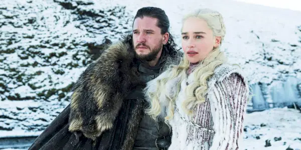 Jon Snow e Daenerys Targaryen em frente a uma colina nevada em Game of Thrones