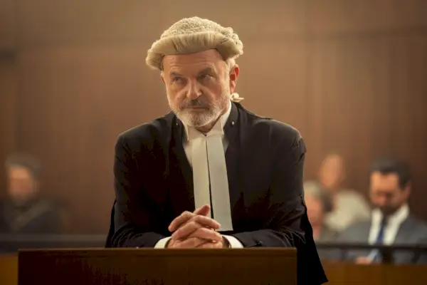 Aktor Peaky Blinders Sam Neill w peruce adwokata występujący w sądzie
