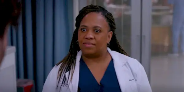 Miranda Bailey a l'air sérieuse en gris