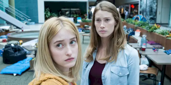 Gus Birney a Alyssa Sutherland sa pozerajú mimo kamery vo filme Hmla