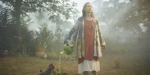 Frances Conroy polieva svoje rastliny v televíznej relácii The Mist