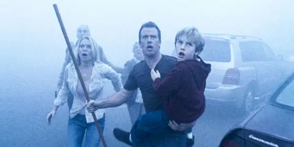 Tom Jane a Laurie Holden bežia cez hmlu v The Mist