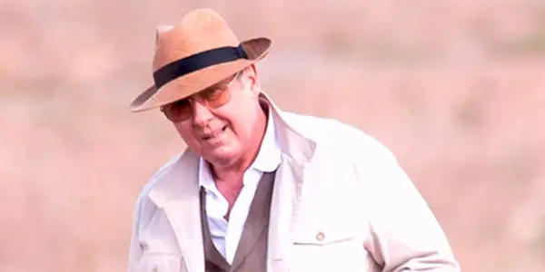 James Spader jako Red Reddington v poli ve finále série Blacklist
