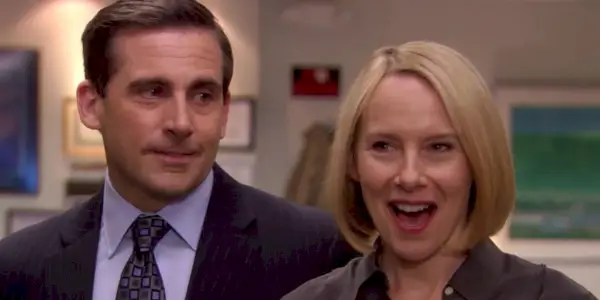 Michael Scott og Holly Flax smiler på kontoret